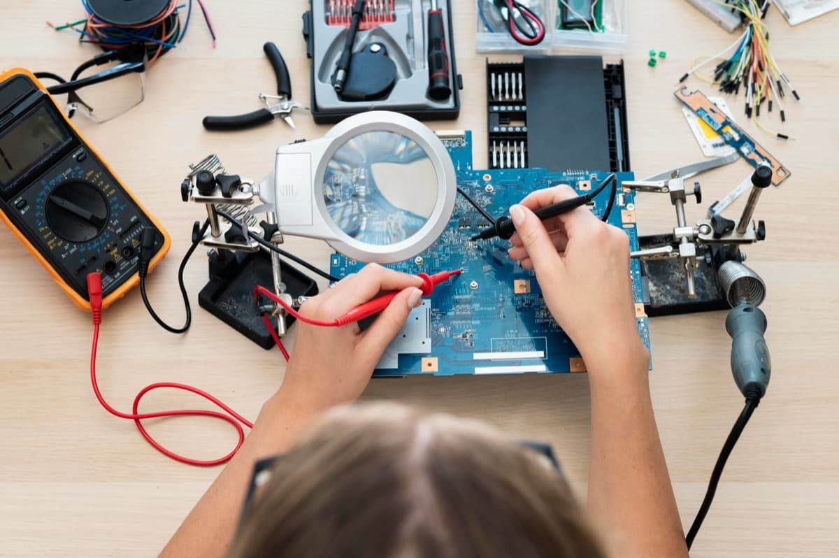 Naprawa elektroniki aparatury medycznej w pracowni serwisowej PRO-MED